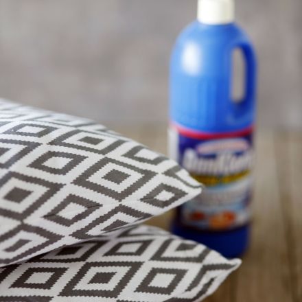 Schimmel entfernen aus Textilien mit Chlorreiniger - Domestos & Co