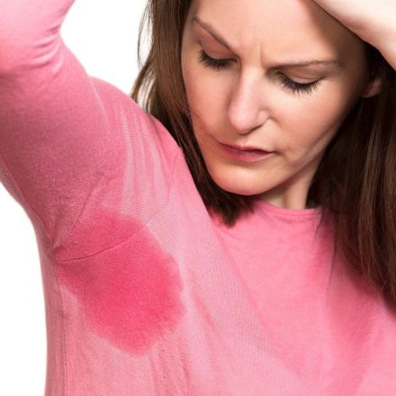 Deo-Flecken auf farbigem T-Shirt entfernen