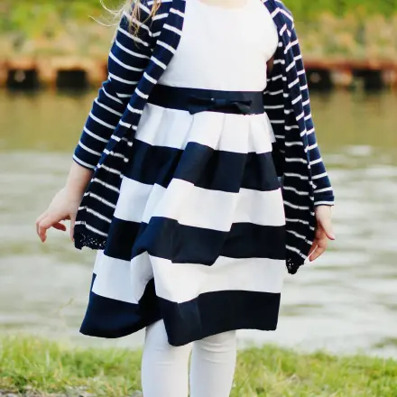 Zu langes Kinderkleid ohne Nähen verkürzen