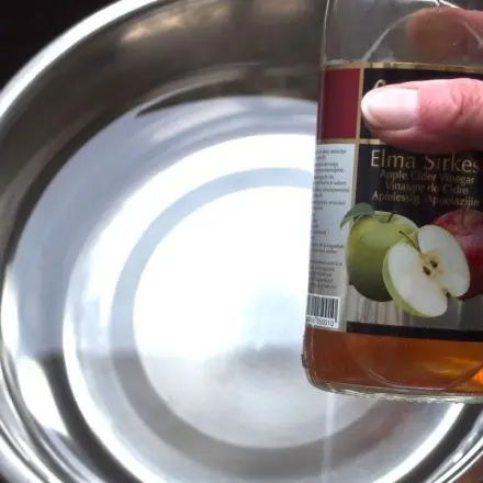 Gegen Verstopfung bei Hunden: Trinkwasser mit Apfelessig