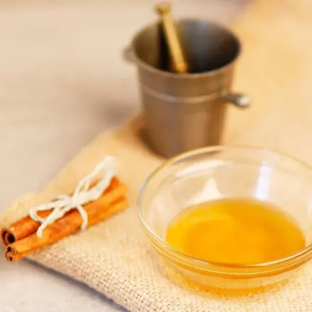 Hausmittel bei Harnblaseninfektion - Zimt & Honig in heißem Wasser