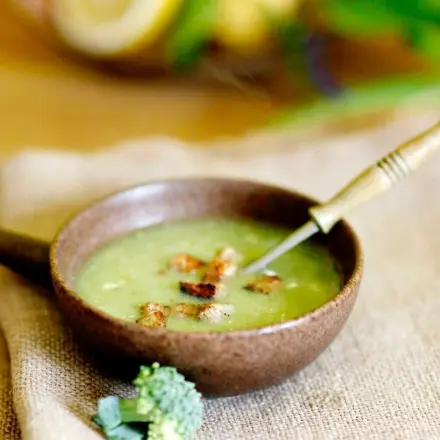 Brokkoli-Creme-Suppe mit Petersilienschaum
