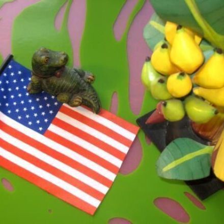 Reise als Geschenk: Landestypische Dekoration auf den Gabentisch