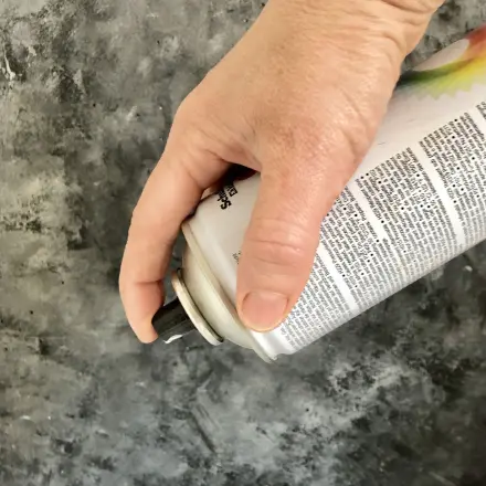 Spraydosen (z.B. Farbspraydosen) gängig halten