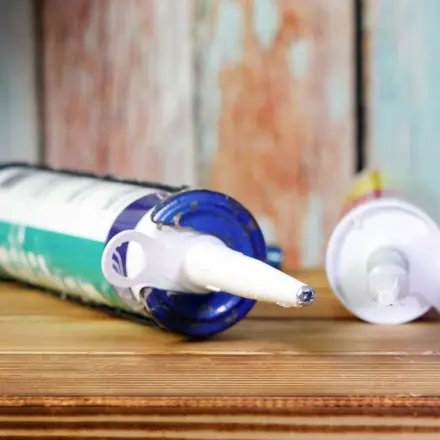 Schraube in Silikontülle drehen - kein Verstopfen der Tülle