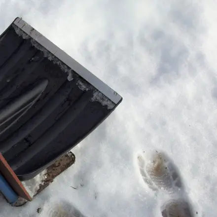 Schneeschaufel auf Rädern: Schnee schaufeln mit Sackkarre