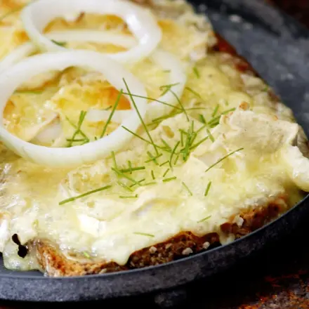 Angmachter Camenbert auf Brot - im Ofen gebacken