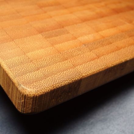 Verbogenes Holzbrett wieder gerade: mit Wasserdampf