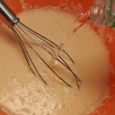 Pfannkuchen mit Mineralwasser zubereiten