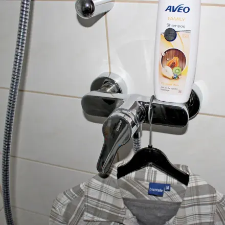 Flecken auf Kleidern mit Haarshampoo entfernen