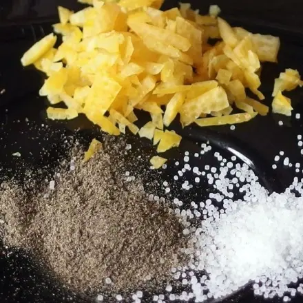 Leckere Würze aus Biozitronenschale, Salz und Pfeffer