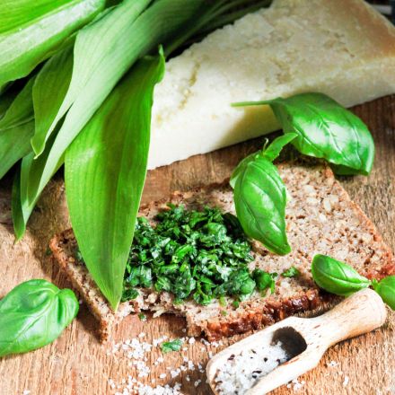 Bärlauch-Aufstrich mit Basilikum und Parmesan
