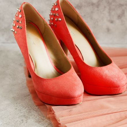 Farblich exakt passende Schuhe oder Tasche zum Kleid finden