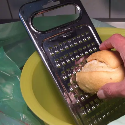 Paniermehl reiben ohne Dreck