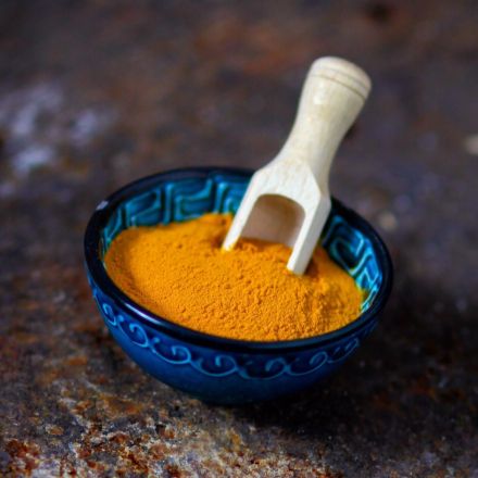 Kurkuma-Flecken aus Kleidung entfernen