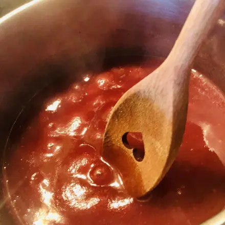 Tortenguss ohne Bläschen: Tortenguss mit Koch- oder Holzlöffel rühren