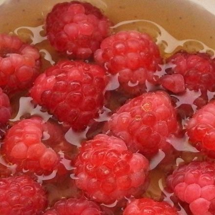 Beeren länger frisch halten - in Essigwasser schwenken