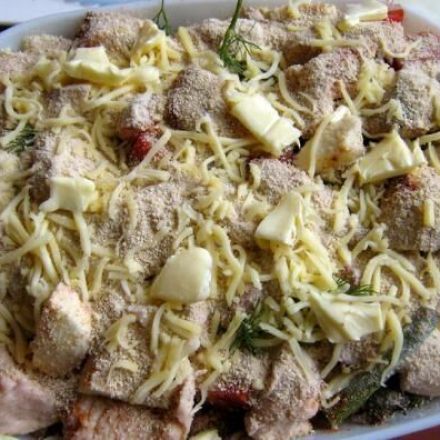 Gebackene Hühnerbrustfilet Stückchen auf Spargelbett