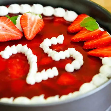 Tortenguss auf Obstbelag gleichmäßig auftragen