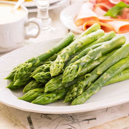 Grüner Spargel in Alufolie