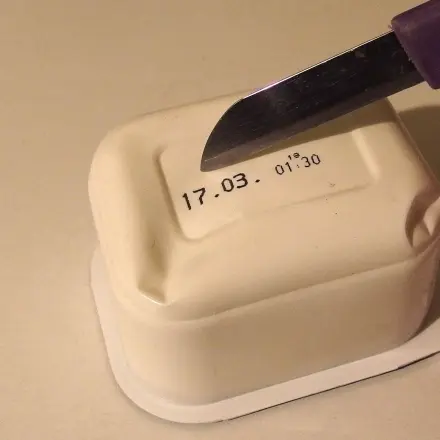 Plastikschalen von Quark anstechen - dann rutscht er glatt heraus