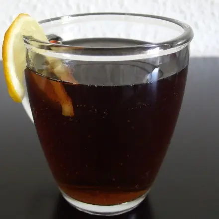 Eine preiswerte Erfrischung: kalter Tee mit Zitrone