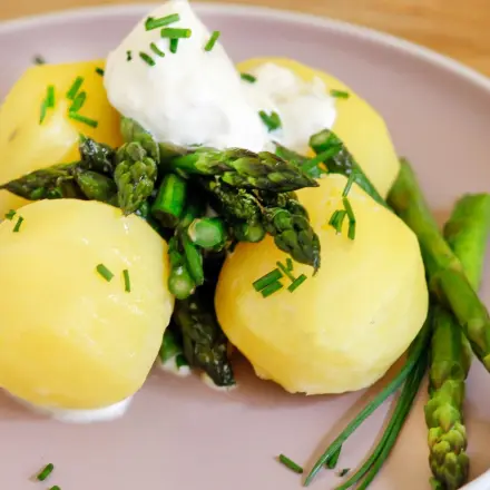 Grüner Spargel aus der Pfanne mit Minikartoffeln