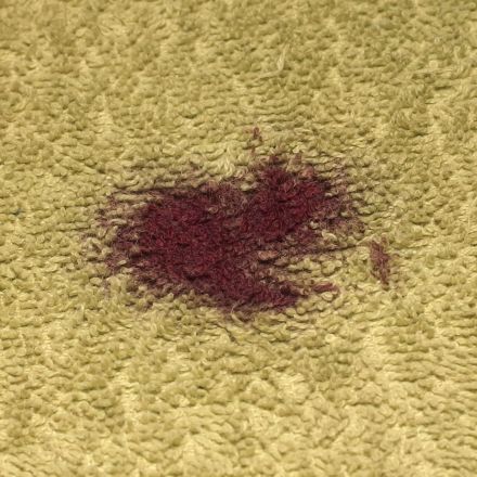 Rotweinflecken entfernen mit Glasreiniger