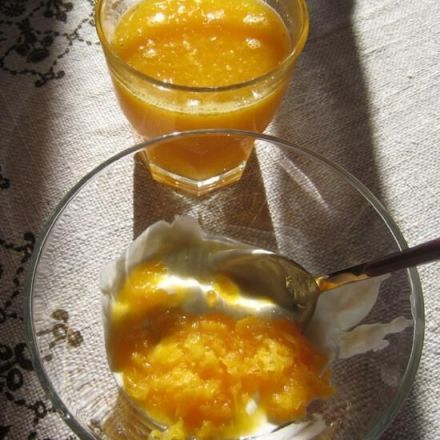 Fruchtfleisch von augepressten Orangen verwerten