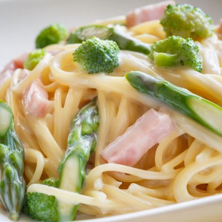 Grüner Spargel mit Broccoli