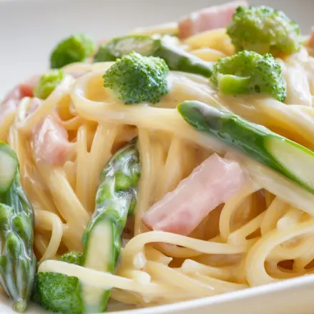 Grüner Spargel mit Broccoli