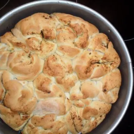 Faltenbrot mit Kräuter- oder Knoblauchbutter