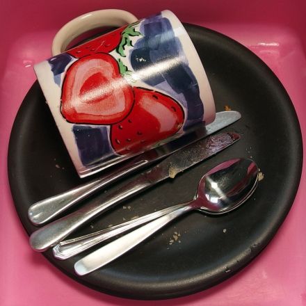 Geschirr sammeln und erst spülen, wenn es sich lohnt