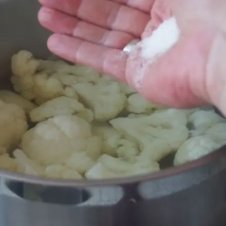 Blumenkohl beim Kochen weiß halten