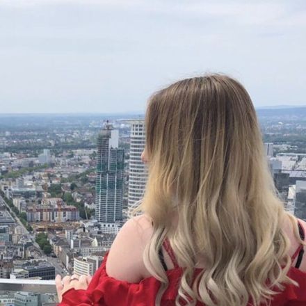 Lockige Haare waschen, pflegen und stylen