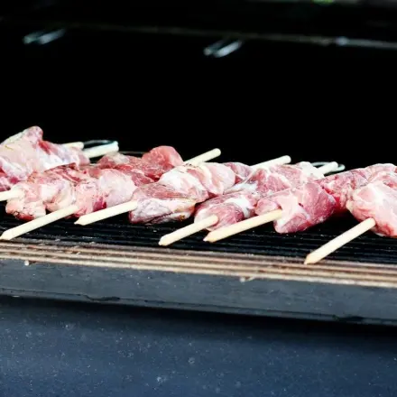 Schaschlikspieße vor dem Grillen wässern