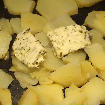 Bratkartoffeln mit Kräuterbutter