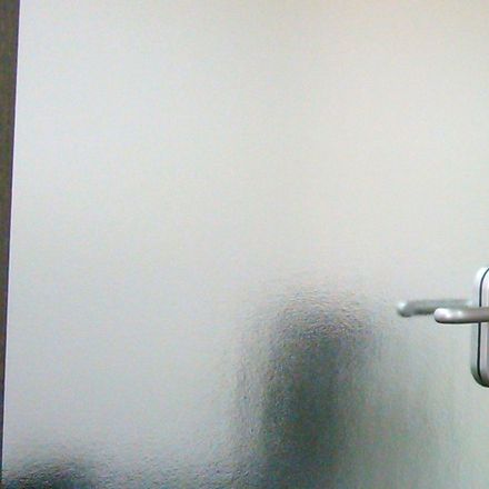 Glastür mit Struktur - mit Zahnbürste reinigen