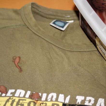 Schokoladeneisflecken auf T-Shirt