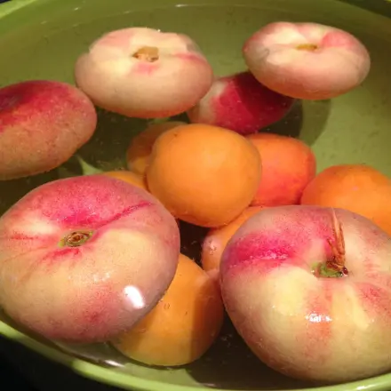 Platte Pfirsiche entkernen