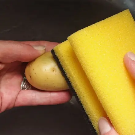 Kleine Kartoffeln einfach säubern