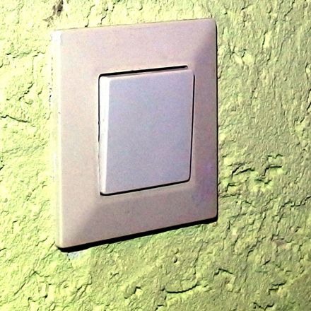Alte vergilbte Steckdosenleisten und Lichtschalter reinigen