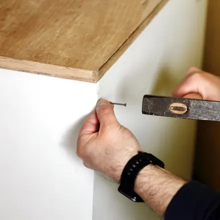 IKEA-Regal + kleine Nägel = dicke Finger