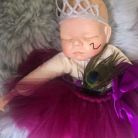 Puppe mit unbekannter Farbe (Kuli, Filzstift oder Tinte?) beschmiert