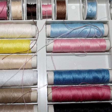 Die Nähmaschine spinnt - es kann am Faden liegen