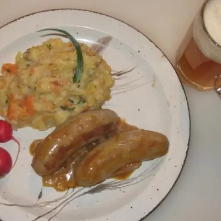 Bratwurst in Zwiebelsauce mit Gemüsestampf
