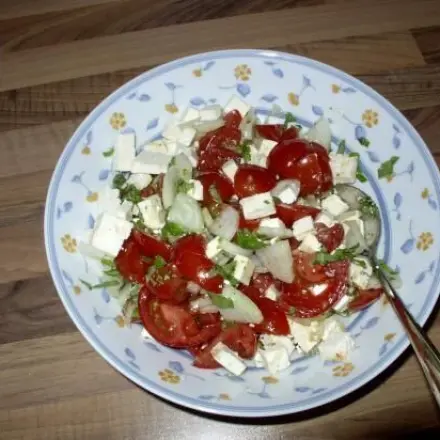 Schneller Tomatensalat mit Feta