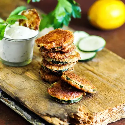 Vegetarisches Schnitzel - panierte Zucchini mit Minz-Dip