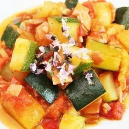 "Aufgepeppte" Zucchinisuppe