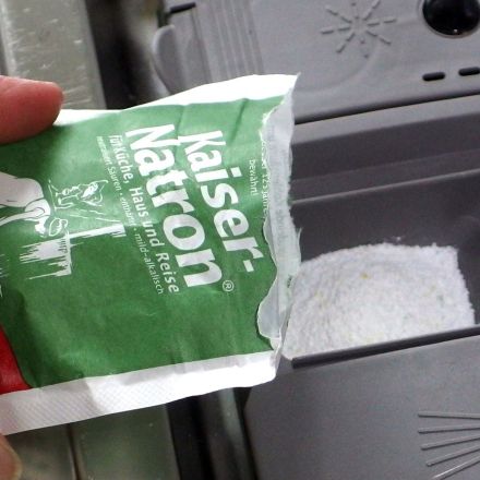 Speisenatron in die Spülmaschine: Turbo-Glanz